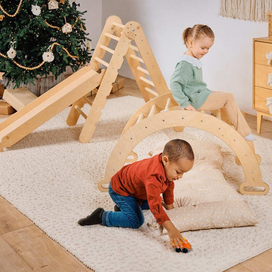 4in1 Montessori Kletter-Set climbing set with slide, climbing triangle, and arch with cushion in a cozy indoor room